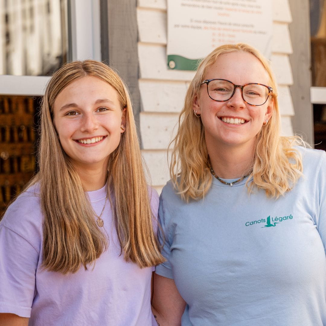Deux employées souriantes chez Canots Légaré Deux employées souriantes chez Canots Légaré par une journée ensoleillée