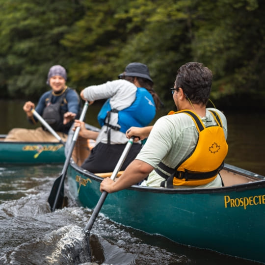 Deux personnes dans un canot suivant le cours Canotage 1 chez Canots Légaré