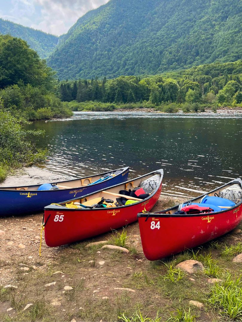 Trois canots équipés pour l'eau vive et le canot-camping