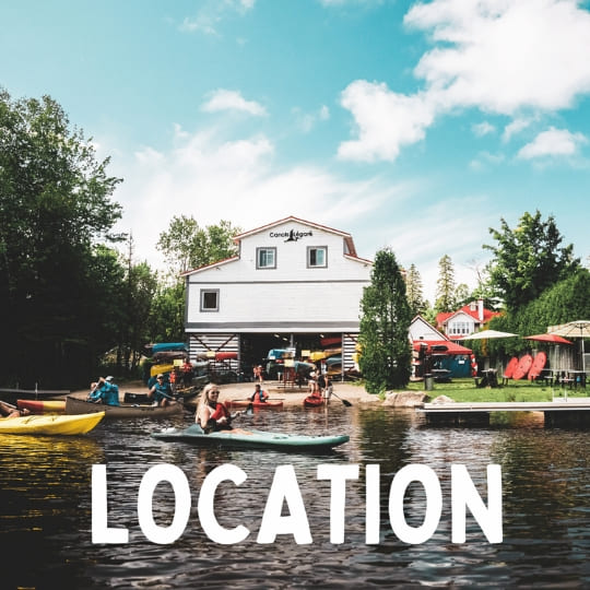 Centre de location Canots Légaré vue de la rivière avec plusieurs embarcations en location