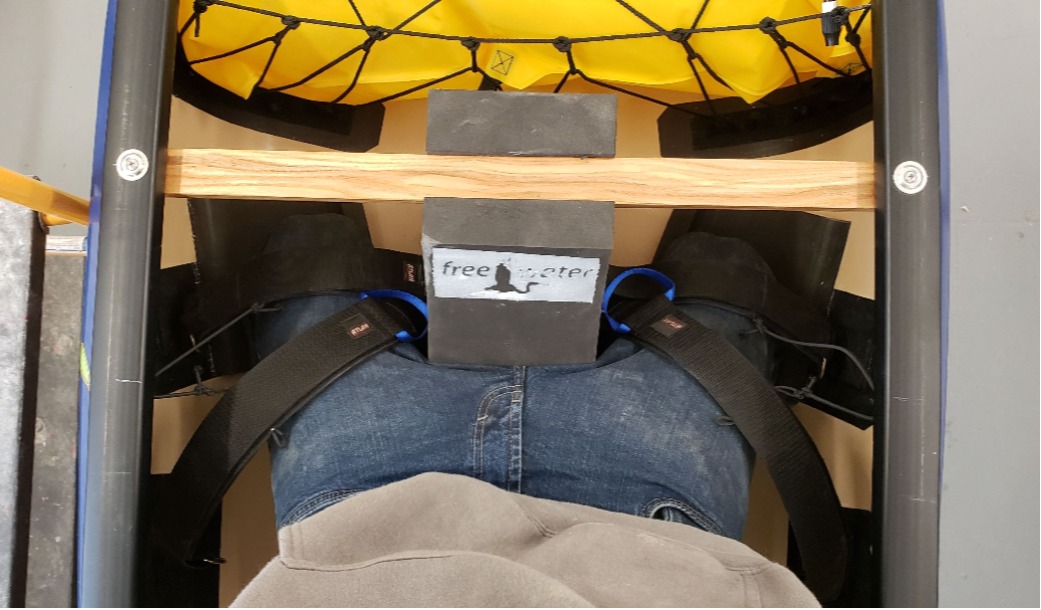 Cales-cuisses et cales-genoux dans un canot solo d'eau vive vue du pagayeur