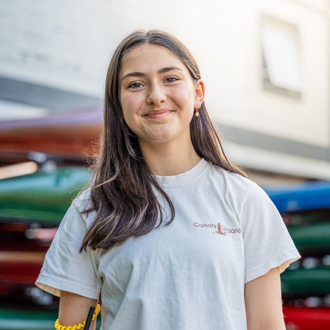 Employée souriante Préposée à la location chez Canots Légaré