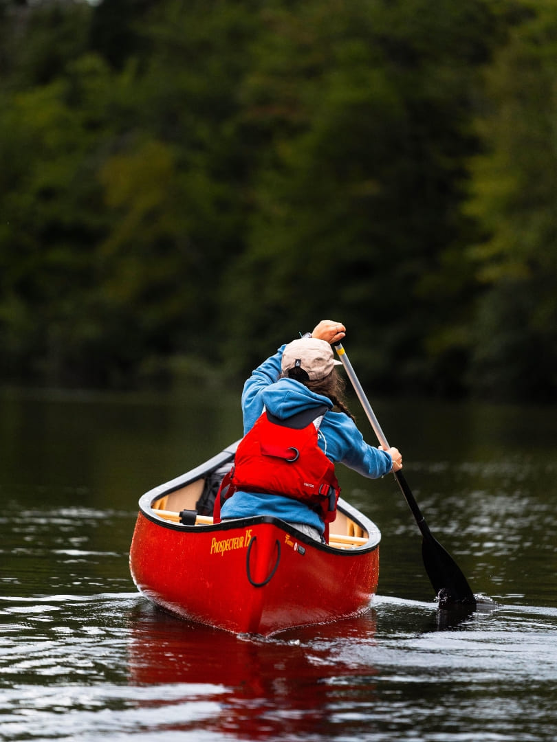 Pagayeur de dos dans un canot