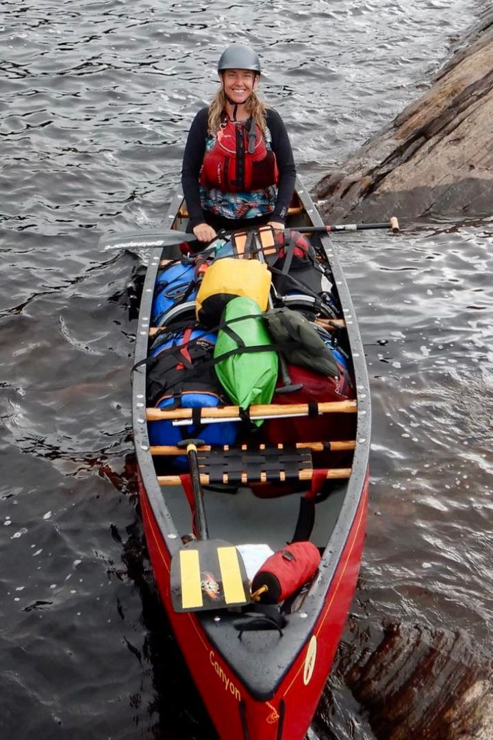 Canot rempli de matériel en expédition canot-camping
