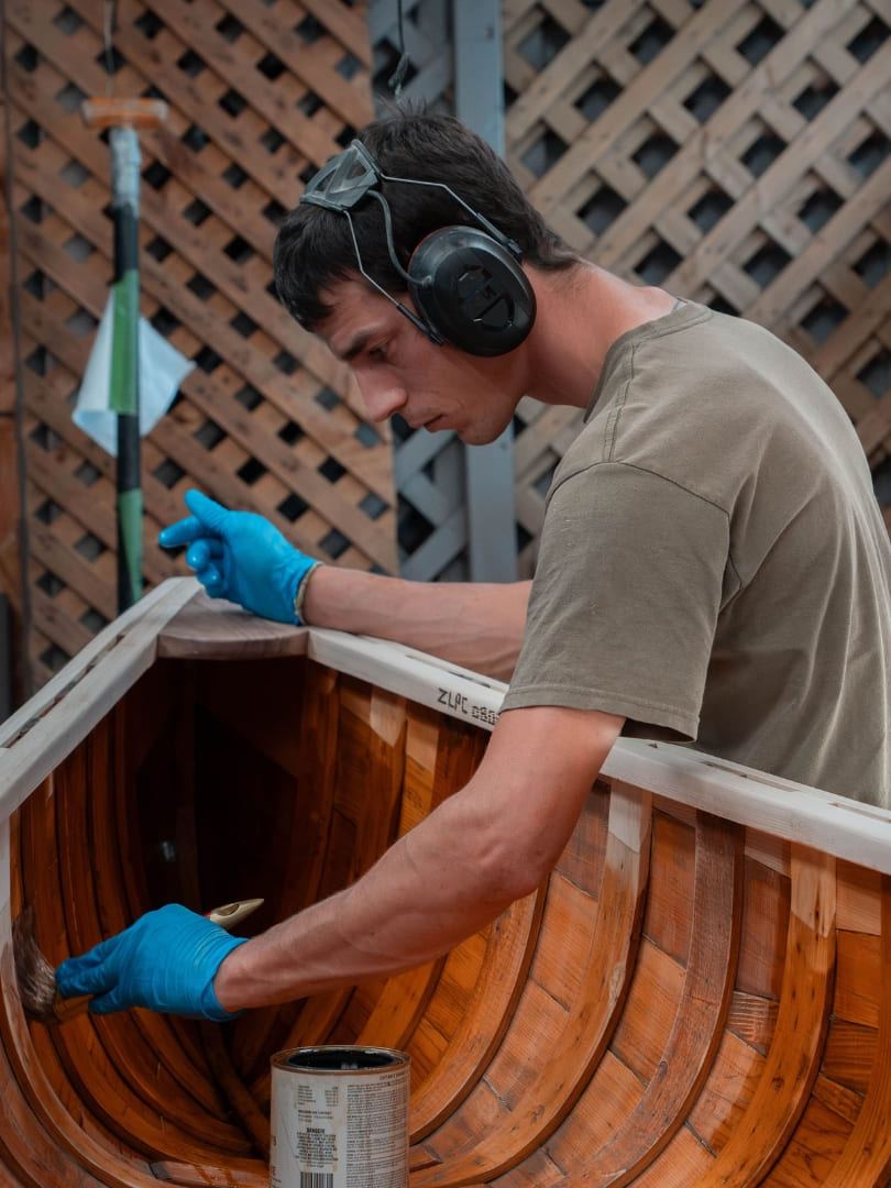 Réparation d'un canot en cèdre dans l'atelier Canots Légaré