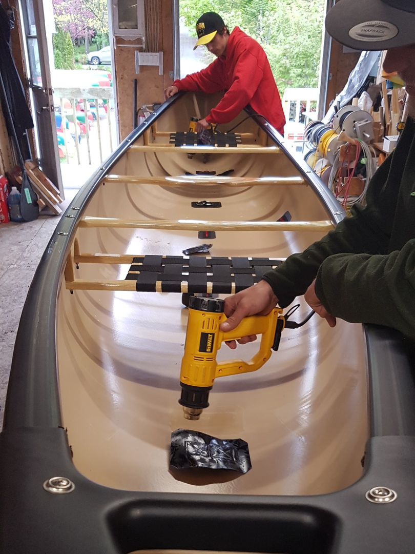 Chauffage de la colle pour l'installation des ancrages dans un canot